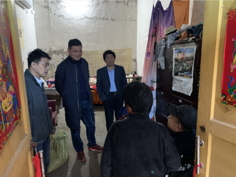 入戶(hù)走訪愛(ài)心暖 結(jié)對(duì)幫扶促攻堅(jiān) --弘義集團(tuán)副董事長(zhǎng)王國(guó)棟一行到定點(diǎn)幫扶村開(kāi)展全國(guó)第七個(gè)“扶貧日”活動(dòng)